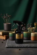 Treatments® Omani interieurspray – gestyled op donkere leisteen met bosgroen decor
